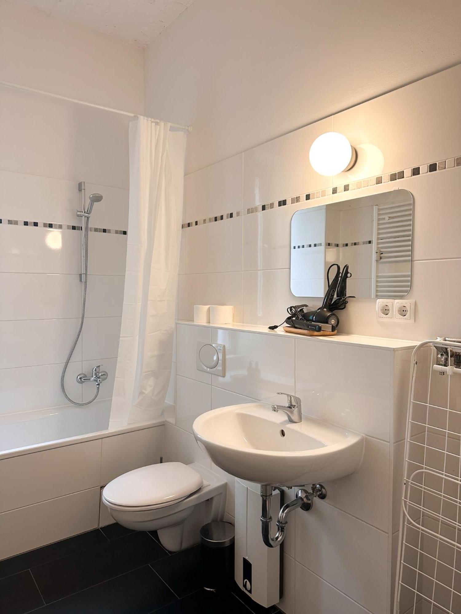 Nook Design-apartments Mit Kueche, Duschbad, Neben U-bahn Station Aber Ruhig Gelegen Апартаменты